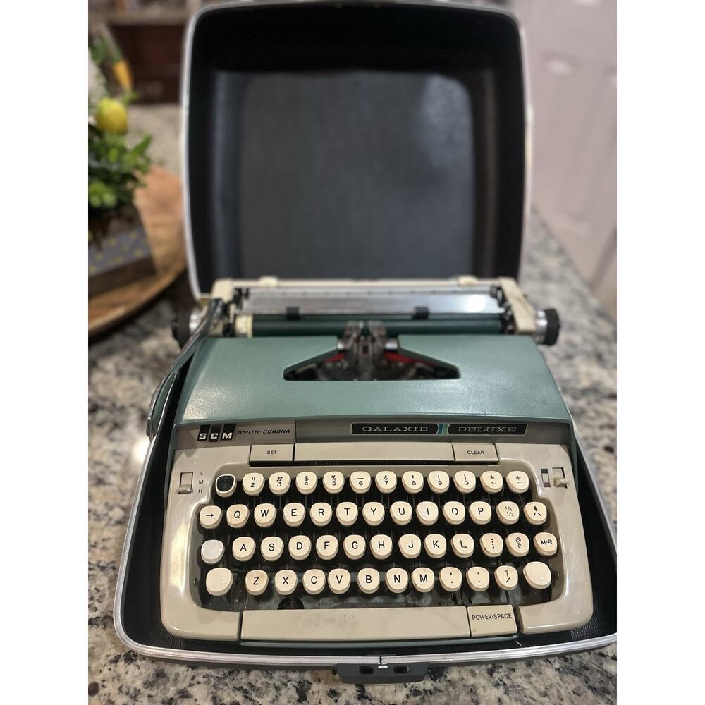 Vintage Smith Corona Galaxie Deluxe Typewriter In Hardshell Carrying Case & Key